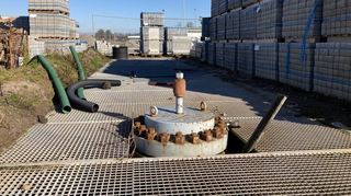 Die beiden Bohrlöcher im Süden der Gemeinde, die das angedachte Geothermie-Kraftwerk mit Erdwärme versorgen sollten, sind inzwischen nicht mehr besonders gesichert – eine gefährliche Situation insbesondere für neugierige Kinder.