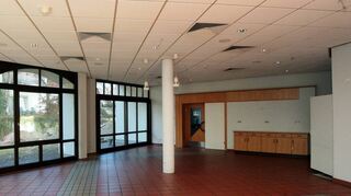 Terrakottafarbene Fliesen, dunkle, großflächige Holzfenster, stützende Säulen: So werden Bewohner und Besucher des Altenheims St. Elisabeth den Speisesaal im Erdgeschoss in Erinnerung behalten.