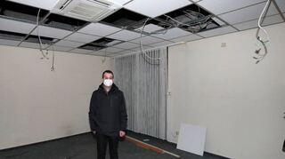 Abschied mit etwas Wehmut: Heimleiter Markus Hübl steht in seinem ehemaligen Büro, dessen Deckenverkleidung teilweise entfernt ist und den Blick auf Kabel freigibt.