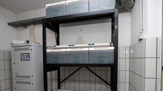 Nicht oft in Betrieb: Die Batterien der Notstromversorgung bei Stromausfall stehen im Keller. Sie finden im Neubau jedoch keine Wiederverwertung und werden entsorgt.