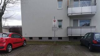 Vier Parkplätze haben die Bewohner aus zwei Blocks in der Nansenstraße aktuell nur noch, weil am Rettungszentrum ein Parkverbot herrscht.