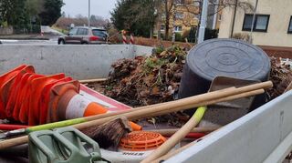 Das Fahrzeug ist voll beladen mit Werkzeug.