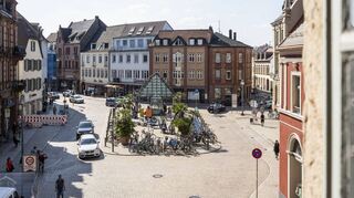 Blick vom Altpörtel auf den Postplatz, der derzeit als Busknotenpunkt dient, an dem die Gilgenstraße (links) in die Bahnhofstraße übergeht. Die Stadtverwaltung will jetzt die Bürger über Pläne der Umgestaltung informieren.