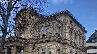 Das ist die wunderbare Villa Sick. Statt wie bisher interne Abteilungen ohne Kunden-verkehr hier unterzubringen, will die VR Bank Beratungsräume schaffen.