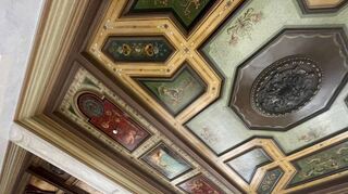 Wertvolle Kassettendecken zieren die Räume im Inneren der Villa Sick. Die VR Bank will sie künftig fürs Private Banking nutzen.