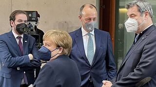 CDU/CSU-Ecke bei der Bundespräsidentenwahl in Berlin: Der Neulußheimer CDU-Landtagsabgeordnete Andreas Sturm (v. l.) mit Angela Merkel, Friedrich Merz und Markus Söder.