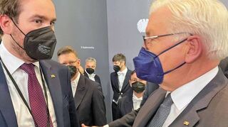 Andreas Sturm (l.) gratuliert Bundespräsident Frank-Walter Steinmeier zu seiner Wahl und wünscht ihm für seine zweite Amtszeit alles Gute und viel Erfolg.