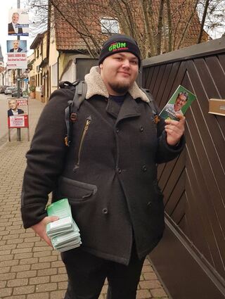 Alexander Mansel verteilt im Landtagswahlkampf mit der Grünen Jugend Kurpfalz-Hardt Flyer bei den Haushalten im Ort.