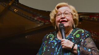 Hier sang sie noch einen brillanten Kreisler und sagte „Geben Sie acht“: Waltraud Brunst beim Kritikerkonzert 2018 im Mannheimer Rosengarten.