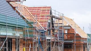 Für Neubauten ist die Beantragung einer KfW-Förderung bis auf Weiteres nicht möglich. Die Bearbeitung der bis Ende Januar eingegangenen Anträge kann ebenfalls noch lange dauern. Förderfähige Anträge sollen aber laut Bund bewilligt werden.&nbsp;