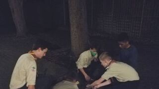 Auch bei Dunkelheit gibt es viel Praktisches zu lernen: Adrian Hofacker (l.) lässt die Jungen eine Strickleiter bauen.