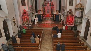 Rot wie die Liebe ist der Altarraum in St. Pankratius ausgeleuchtet. Der Segnungsgottesdienst zum Valentinstag ist eine schöne Aktion, die Paare gerne wahrnehmen.