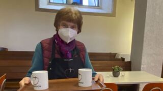 Immer im Einsatz, wo sie gebraucht wird und scheut dabei keine laufintensiven Aufgaben: Inge Schmidt ist mit dem Tablett unterwegs und serviert bei der Vesperkirche in Mannheim Heißgetränke.