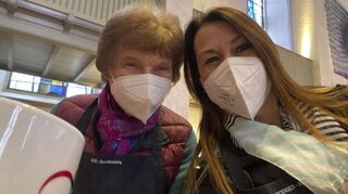 Inge Schmidt und unsere freie Mitarbeiterin Caroline Scholl treffen sich bei der Vesperkirche gewissermaßen als Ketscher Hilfsdelegation.