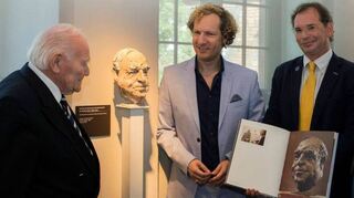 Stifter Berthold Roland (v. l.) mit Museumsdirektor Dr. Alexander Schubert, Geschäfts-führer Oliver Roland stehen um die angestrahlte Büste von Helmut Kohl.