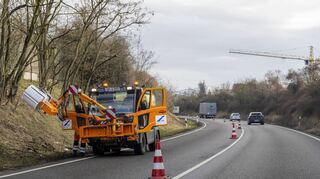 Die Böschung an der Umgehungsstraße wird übersichtlich gehalten: Der Landesbetrieb Mobilität führt derzeit entlang der Bundes-straße 39 Unterhaltungsarbeiten wie Gehölzrückschnitt und Leitpfostenreinigung durch.