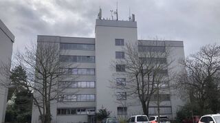 Hier im Personalwohnheim in der Bodelschwinghstraße 14 befinden sich Apartments und kleine Wohnungen sowie Schlafräume für den Bereitschaftsdienst.