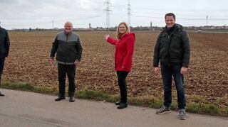 Plankstadts Bürgermeister Nils Drescher (v. l.), der Eppelheimer Bürger Dr. Erich Zahn, Stadtchefin Patricia Rebmann aus Eppelheim und der Oftersheimer Hauptamtsleiter Jens Volpp stehen dort, wo bald die Güterbahntrasse entlangführen könnte. Sie fordern den sofortigen Stopp der Planungen.