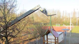 Das neue Spielgerät „Baumhaus“ wird im Garten der Kindertagesstätte „Kleine Sterne“ installiert.