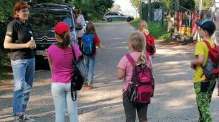 Melina Benetti spricht mit den Kindern, die am Sommerferienprogramm teilnehmen.
