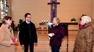 Diakon Heiko Wunderling (2. v. l.) im Gespräch mit Mitgliedern der Frauengemein-schaft (v. l.) Elsbeth Franz, Marianne Seitz und Ursula Kuhn.