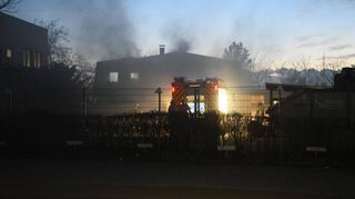 Rauch steigt auf über dem umgebauten Einfamilienhaus im Pfälzer Ring: Wie schwer die Brandschäden sind und wie lange das Gebäude saniert werden muss, konnte der Rhein-Neckar-Kreis als Mieter am Freitag noch nicht mitteilen.