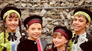 Die jungen Tänzer präsentieren sich bei einem Turnier in Biblis im November 2021: Lugina Ghizzoni (v. l.), Alessio Flaccavento, Melina Espinosa und Can-Luca Weidner.