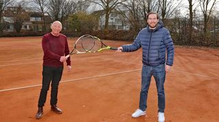 Roland Wahl (links), Vorsitzender des Tennisclubs Plankstadt, und der CDU-Landtagsabgeordnete Andreas Sturm stehen auf dem Tennisplatz: Im Gespräch geht es um die aktuelle Lage des Vereins.