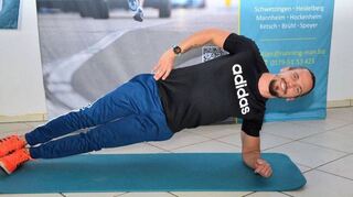 Die klassische Seitstützübung ist Teil der ersten Tabata-Einheit, mit der die letzte Fitnesswoche unserer kleinen Serie mit Personal Coach Christian Beck abschließt.