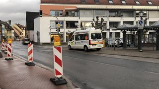Die Schwetzinger Straße soll zwischen Post und Adler Areal zur Tempo-20-Zone werden. Weil in diesem Bereich rechtlich keine Ampel erlaubt ist, fällt die Lichtsignalanlage bei der Haltestelle bald weg. Dafür wird beim Rathaus (links) demnächst ein Blitzer stehen.