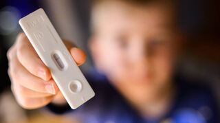 Wer komplett geimpft ist, muss sich nicht mehr testen lassen – deshalb sammeln die Grundschulen gerade Gesundheitsdaten – das gefällt nicht allen Eltern.