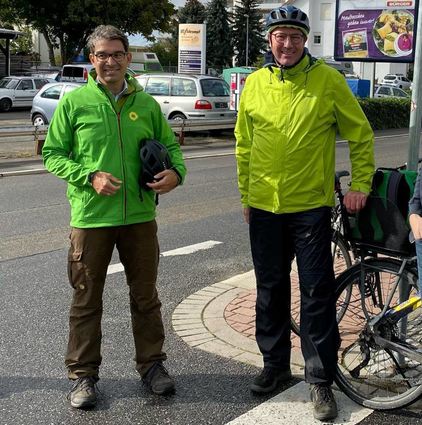 Die beiden Landtagsabgeordneten Dr. Andre Baumann (l.) und Norbert Knopf legen bei ihrer Gewässerradtour einen Zwischenstopp ein.