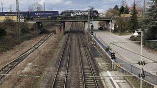Hier an der Station Friedrichsfeld kreuzt die Bahnstrecke von Schwetzingen her kommend. Hier fährt gerade ein Güterzug über die Brücke. Da müsste dann eine kleine Station mit Aufzug gebaut werden und man könnte in unten in die S-Bahn Mannheim-Heidelberg umsteigen. Das ist natürlich nicht gerade günstig zu haben.