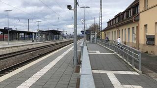 Der moderne Bahnhof Neu-Edingen/Friedrichsfeld wird derzeit bei der einzigen Direktverbindung frühmorgens zum Richtungswechsel genutzt.