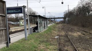 Hier geht’s nach Heidelberg. Es liegen sogar noch stillgelegte Gleise. Irgendwo auf diesem Weg könnte dann die Kurve von Schwetzingen her einschwenken.