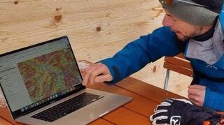 Vorbereitung: Wetterbericht und Lawinenlage werden vor einer Tour über Internetseiten und Apps beobachtet.