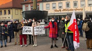 Bei der Mahnwache am Georgsbrunnen in Speyer gedenken die Teilnehmer der Opfer in der Ukraine und üben Solidarität mit den in Russland vom totalitären Regime verhafteten Friedensdemonstranten.