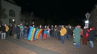 Viele Hockenheimer folgen dem Aufruf von Parteien und Kirchen und bekundeten ihre Solidarität mit den Menschen in der Ukraine. Sie demonstrierten ihre „unverrückbare Haltung gegen den Angriffskrieg in der Ukraine und für den Frieden“, wie Patrick Stypa zur Begrüßung sagte.