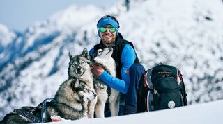 Hubertus Lindner – mit seinen Huskys „Vallu“, „Yuta“ und „Lilly“ – ist staatlich geprüfter Ski- und Bergführer. Er betreibt im Lechtaler Auszeitdorf Gramais die Bergschule Lechtal.