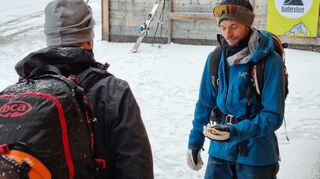 Bevor es losgeht, werden die Lawinenverschüttetensuchgerät (LVS-Gerät) getestet. Jeder Skitourenteilnehmer trägt eines unter der Jacke. Dieses kleine elektronisches Gerät hilft bei der Suche nach Lawinenverschütteten. Die Skitouren-Teilnehmer konnten "Piepser" von Mammut testen.
