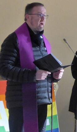 Dekan Uwe Lüttinger findet passende Worte in der Kirche.
