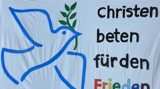 Die Friedenstaube unterstreicht die Worte.