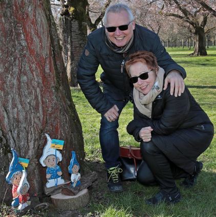 Gerhard und Brigitte Burbach finden die Zwergenparade im Obstgarten super. Eine kleine Entschädigung für die ausgefallenen Fasnachtszüge, finden sie.
