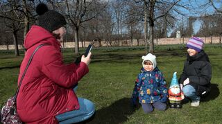 Bitte recht freundlich! Bettina Zanner fotografiert Mika (3) und Marie (8) mit einem der Zwerge im Obstgarten des Schwetzinger Schlossparks.