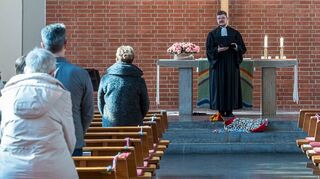 Nach Klamauk ist Pfarrer Tobias Habicht aktuell nicht zumute – in seiner Predigt spricht er von dem Mut, in dieser Zeit an Frieden zu glauben.
