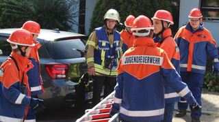 Sebastian Magnussen (3.v.l.) im Einsatz bei einer Jugendfeuerwehrübung – hier wird eine tragbare Leiter benötigt.