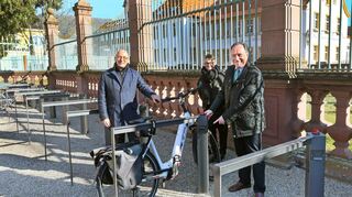 Radfahrer willkommen, heißt es seitens des Schwetzinger Schlosses. Michael Hörmann (v. l.), Sandra Moritz und Bernd Müller stellen die von einem Schlosserbetrieb gefertigten Radbügelständer vor.