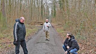 Nikolaus Streck (v. l.), Rolf Müller und der Landtagsabgeordnete Andreas Sturm sehen sich die Schäden an den Waldwegen in der Region an.