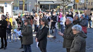 Viele Teilnehmer versammeln sich vor dem Rathaus und protestieren gegen den Krieg in der Ukraine.
