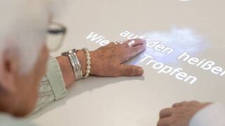 Hier ist Aufmerksamkeit gefordert: Die Tovertafel projiziert Spiele auf einen Tisch, die auf Bewegungen reagieren und anregen.